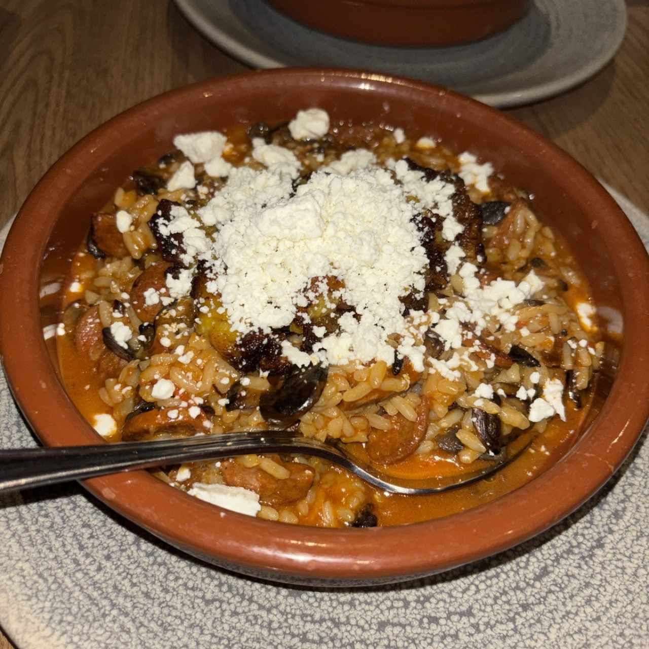 Risotto de Hongos, chorizo español, tajada y queso feta
