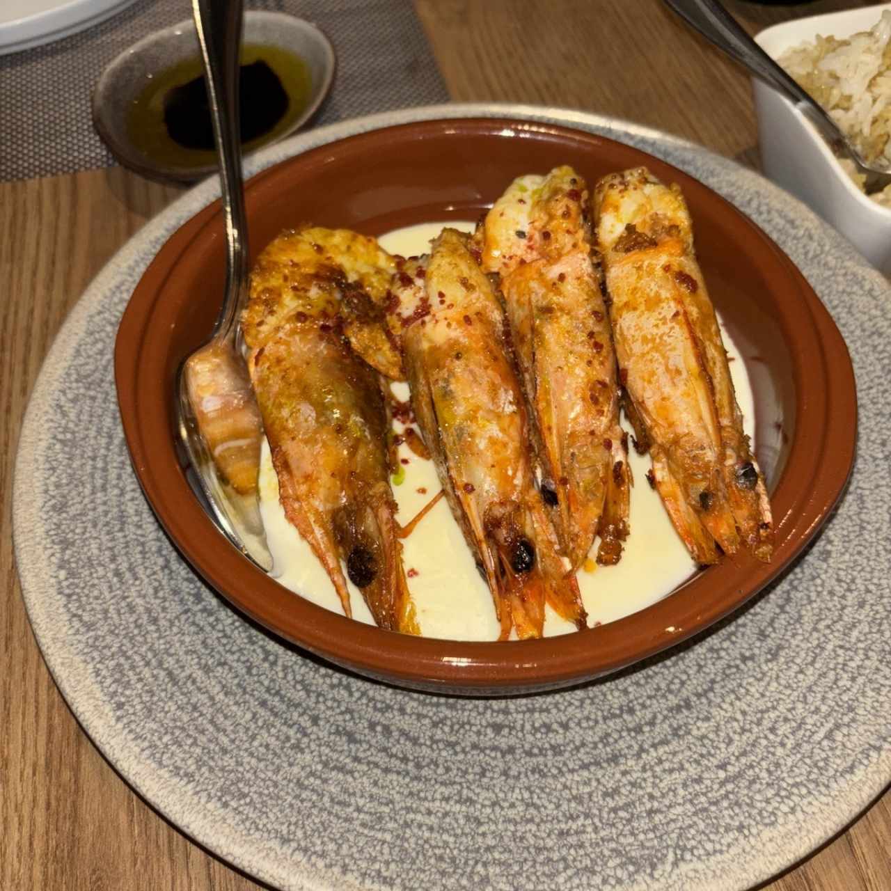 Langostinos, salsa manchego y jamón ibérico / salsa bilbaina