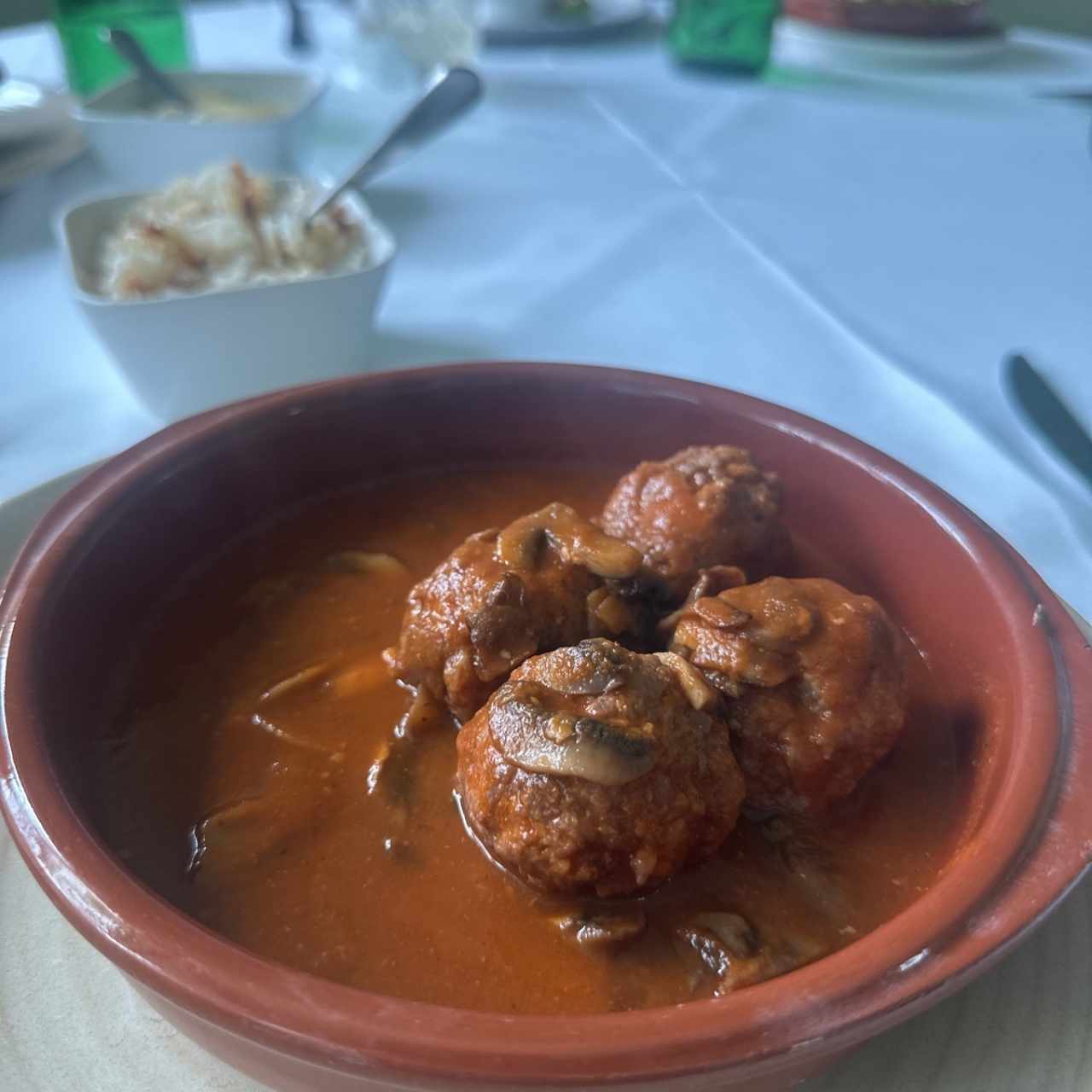 Albondigas de Rib Eye, salsa de vino tempranillo y hongos