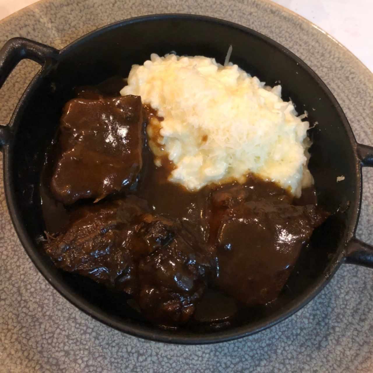 short ribs con risotto parmesano 