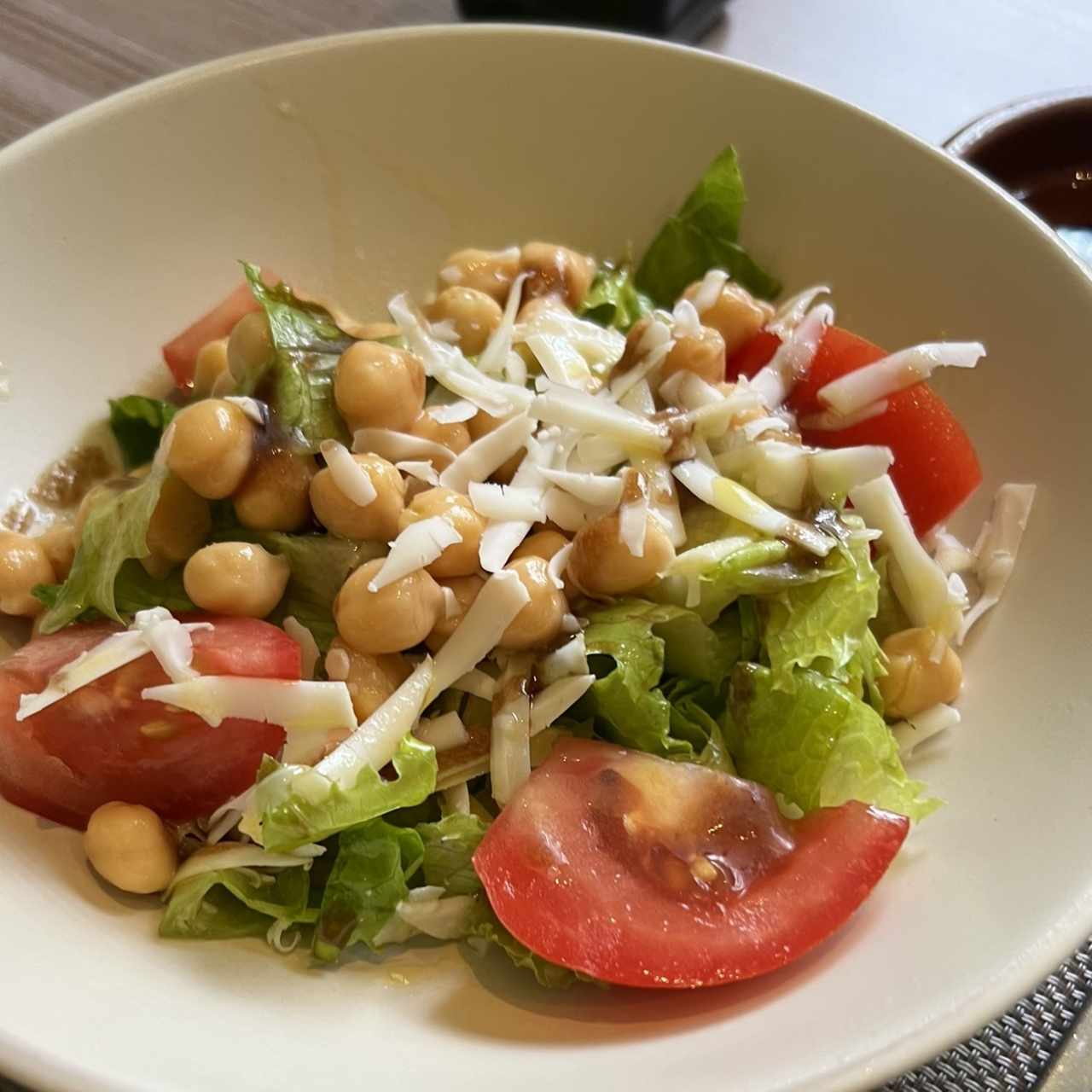 Ensalada de garbanzos, lechuga, tomate, Queso Manchego, vinagreta