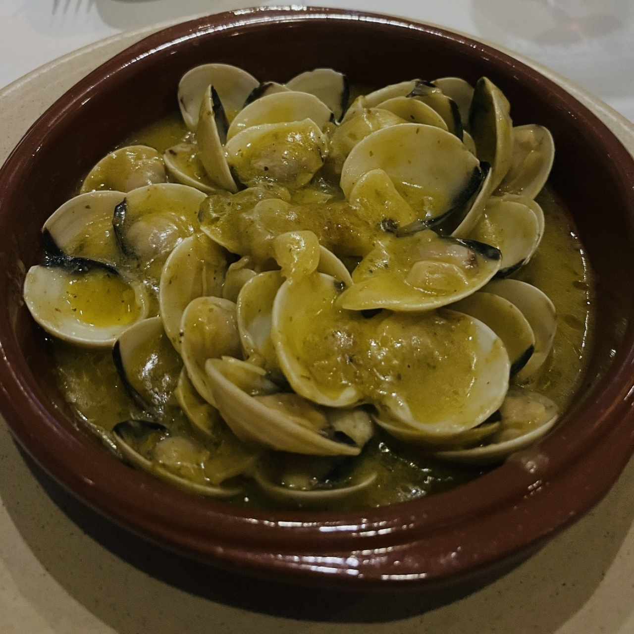 Almejas, al ajillo estilo Azafrán