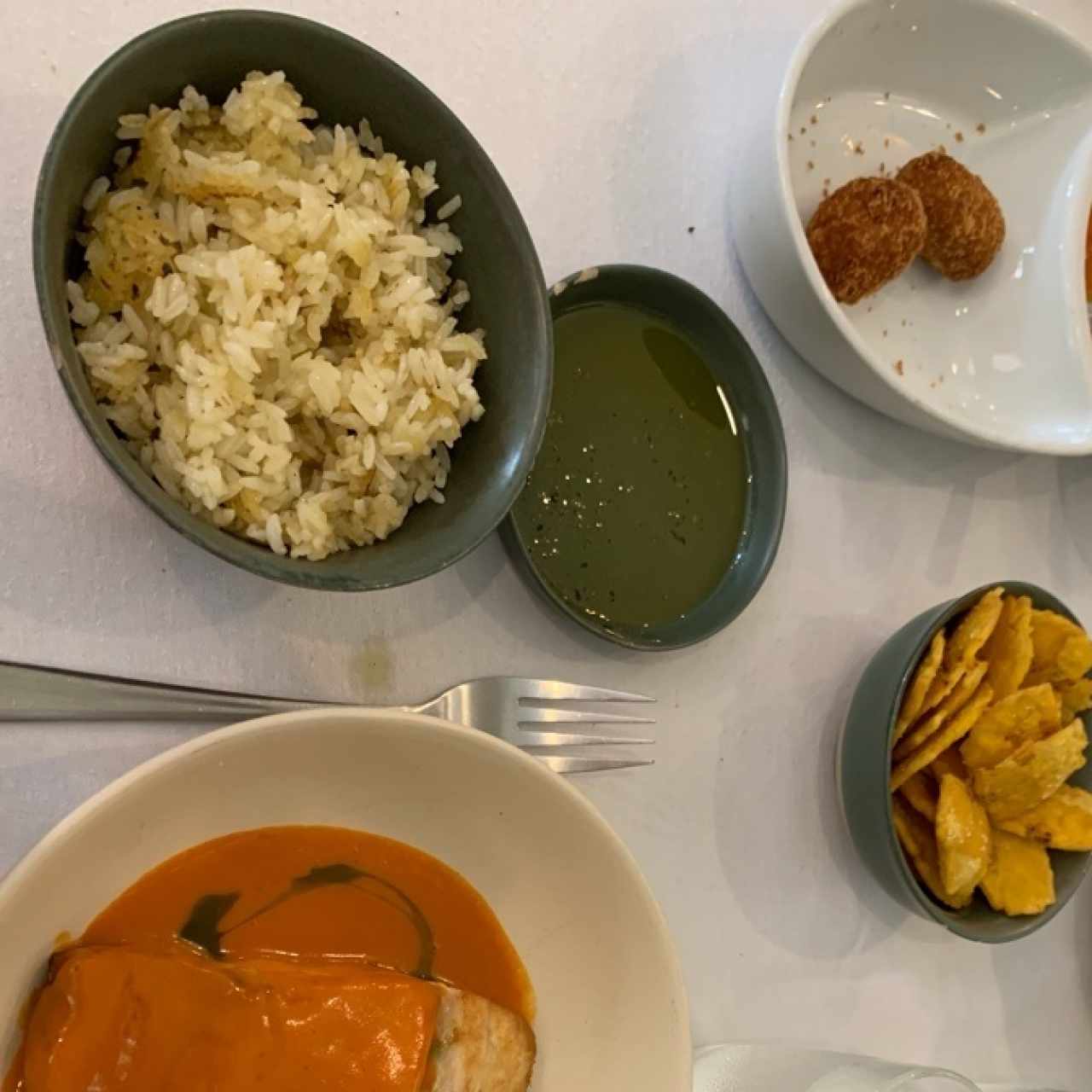 arroz con concolón, pescado del día, robalo, con curry con coco, pataconcitos, croquetas