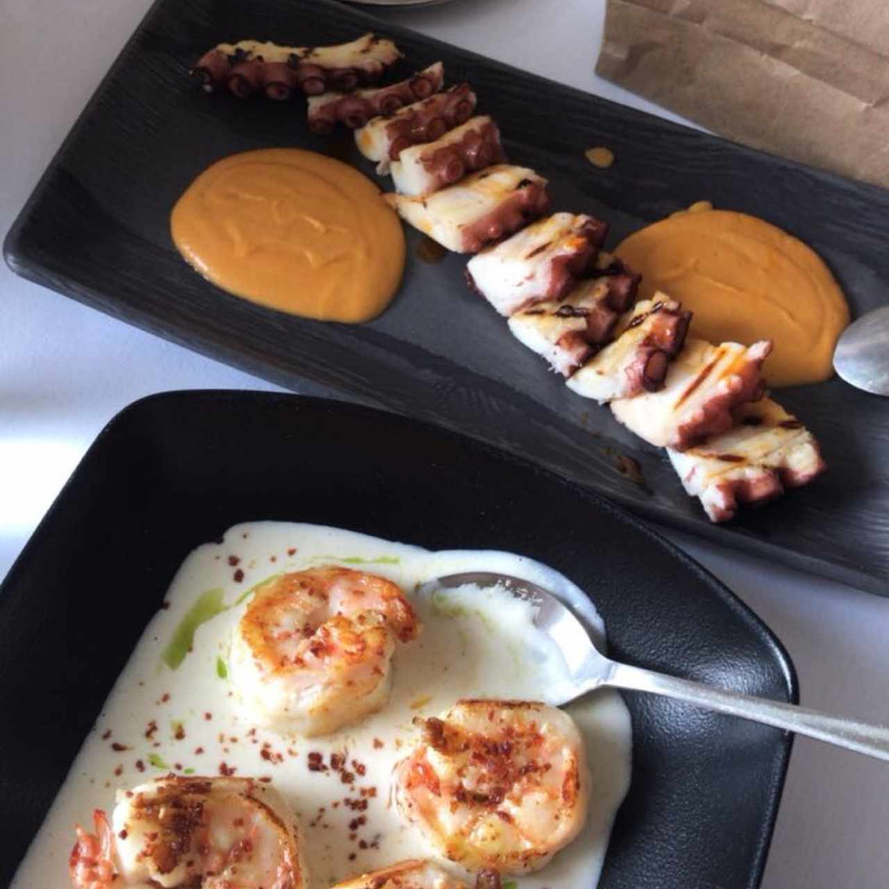 Pulpo a la parrilla y Langostino en salsa manchego