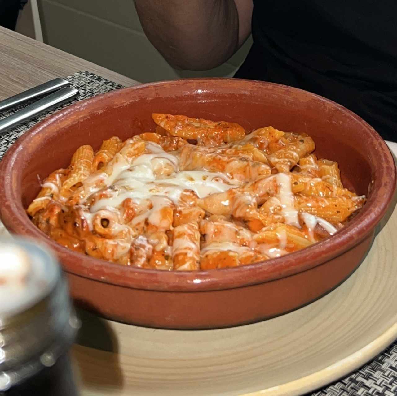 Fusilli Bolognesa de tres carnes y crema de Grana Padano