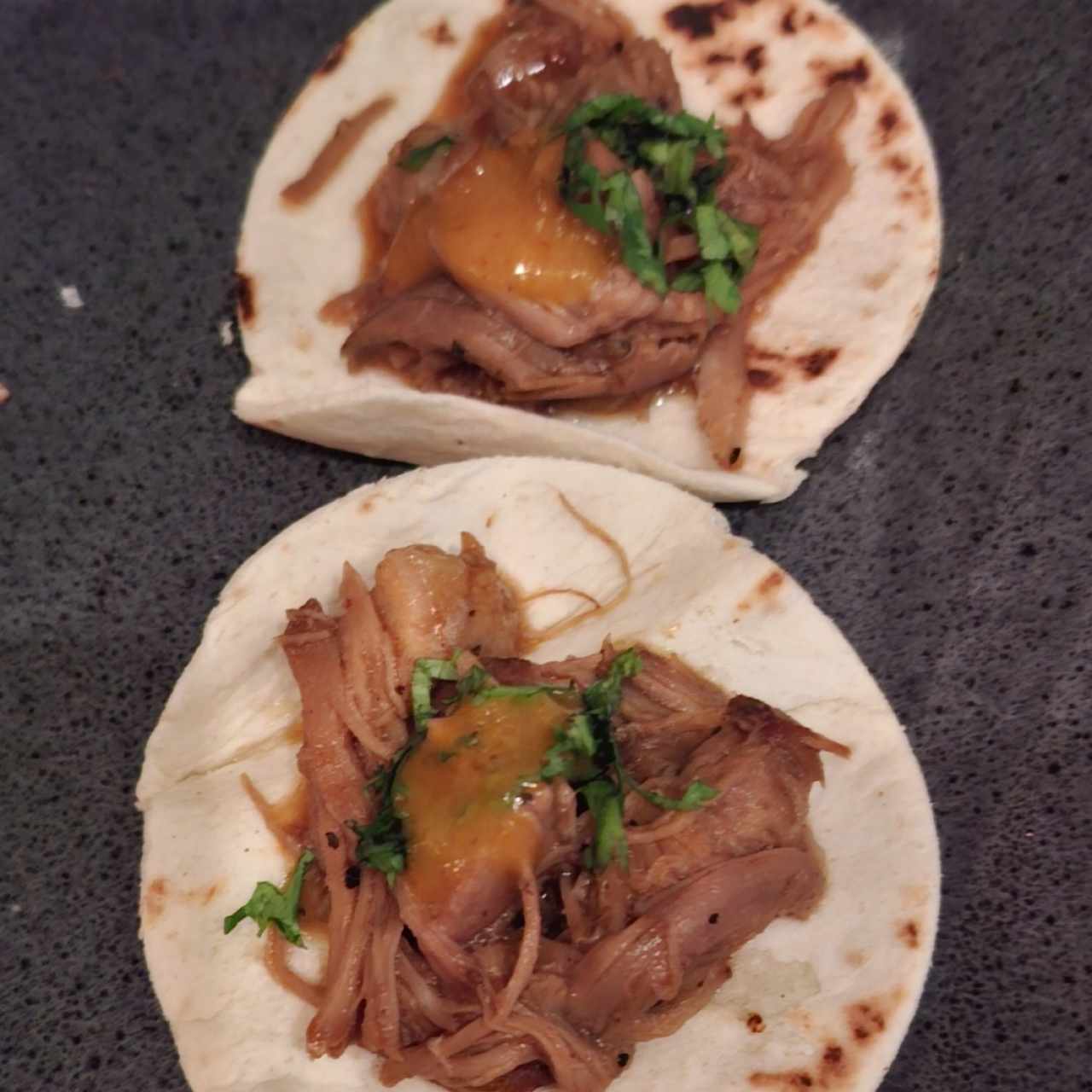 Mini Tacos de Cochinillo Asado, salsa bbq de maracuyá y brava