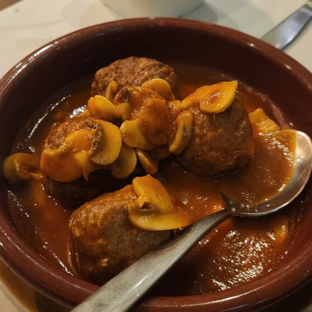 Albondigas de Rib Eye, salsa de vino tempranillo y hongos