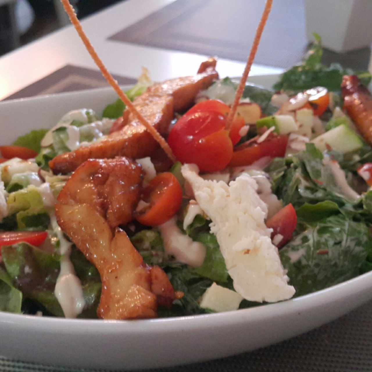 ensalada de pollo caramelizado 