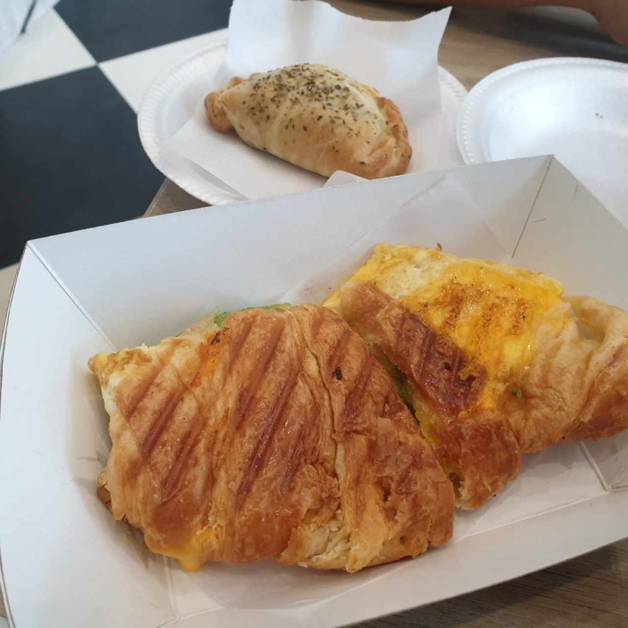 croisant de huevo y aguacate