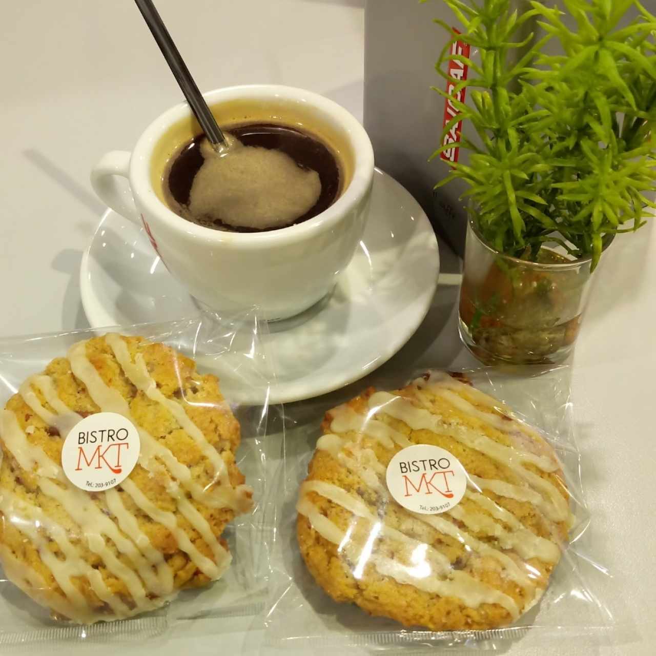 Café Americano. Galletas de Ron Ponche