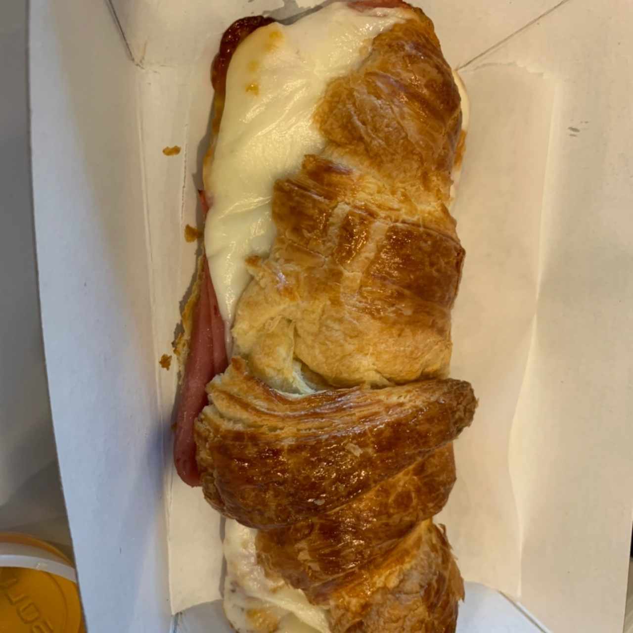 Croissant con Jamón y Queso Mozzarella