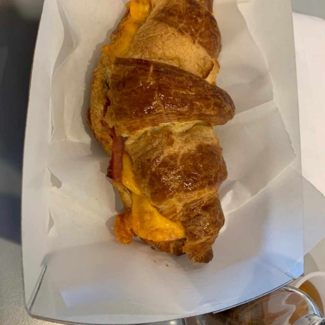 croissant jamon y queso cheddar