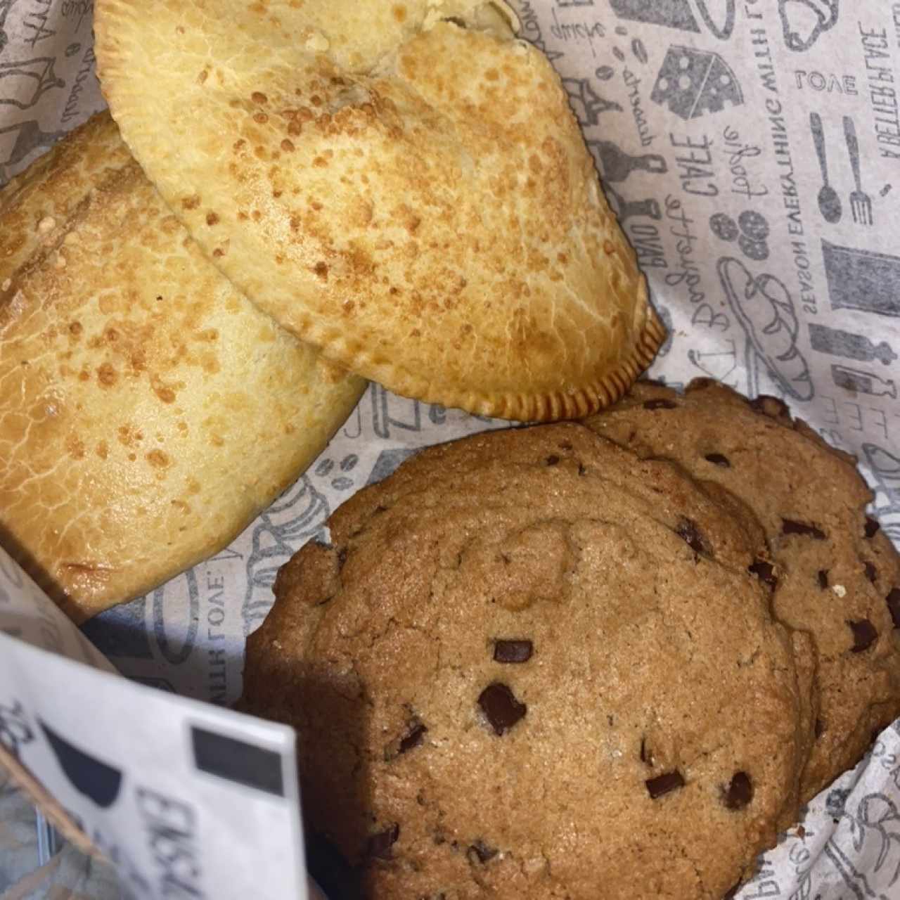 Chocolate chip chunks y Empanada de queso