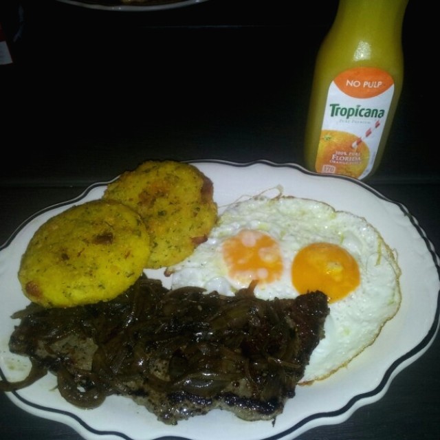 Bistec encebollado, tortillas preña'as y huevos