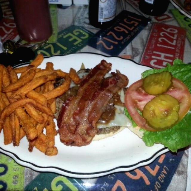 Dainer burger con sweet potato fries