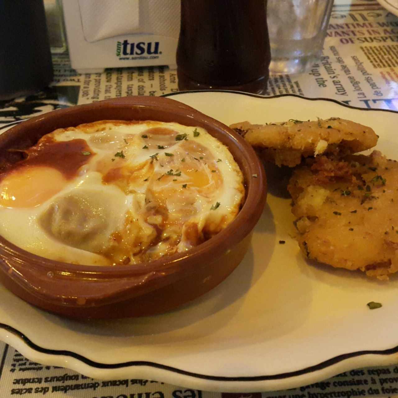 Huevos pochados con salsa criolla y tortillas preñadas