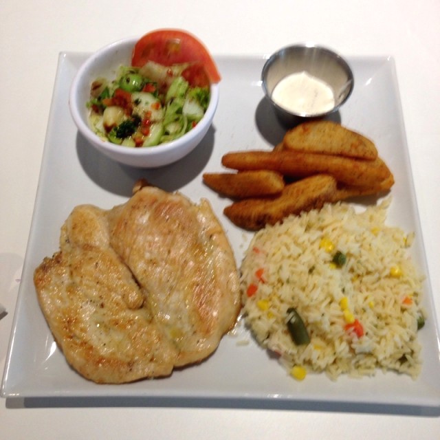 Pollo a la plancha con arroz con maiz, papas western y ensalda