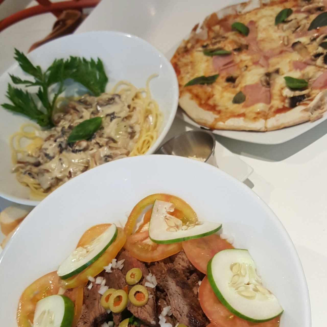 steak salad, spaghetties con hongos y pizza tree house