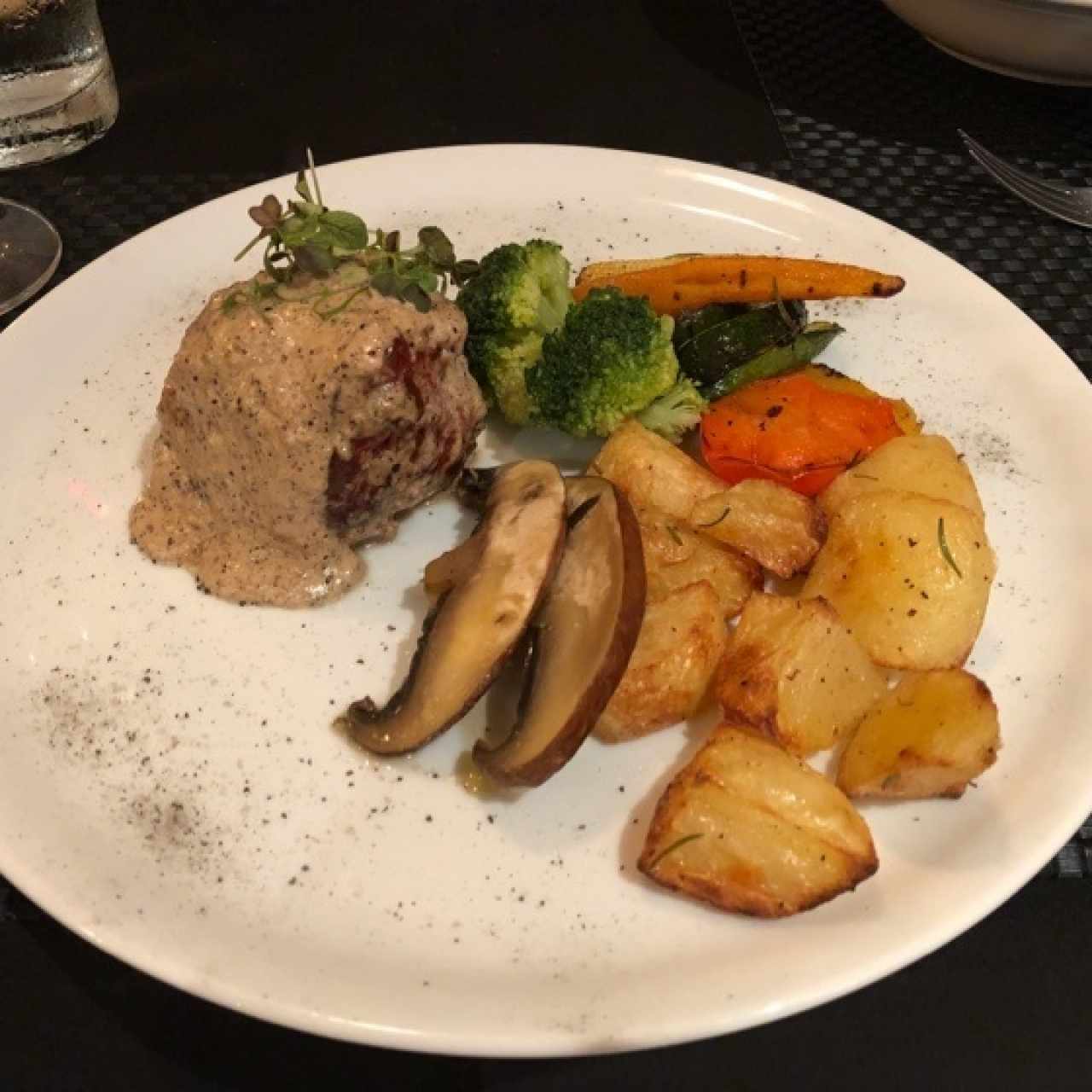 Filete tres pimienta con vegetales y papas 