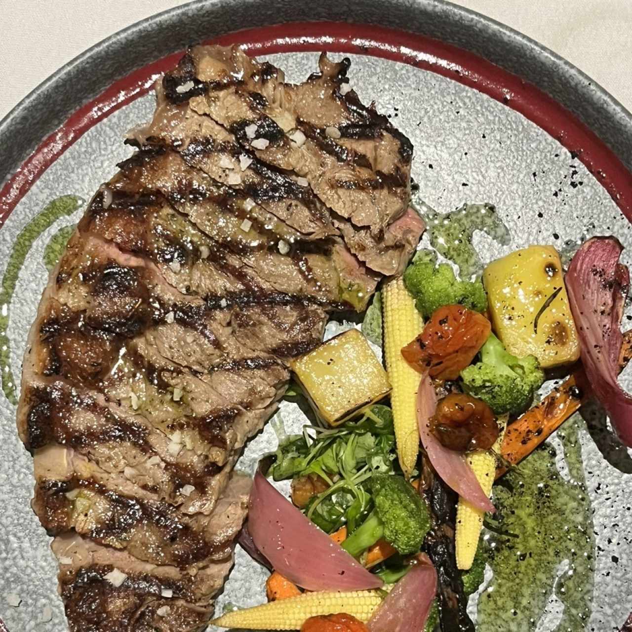 Rib eye y vegetales salteados