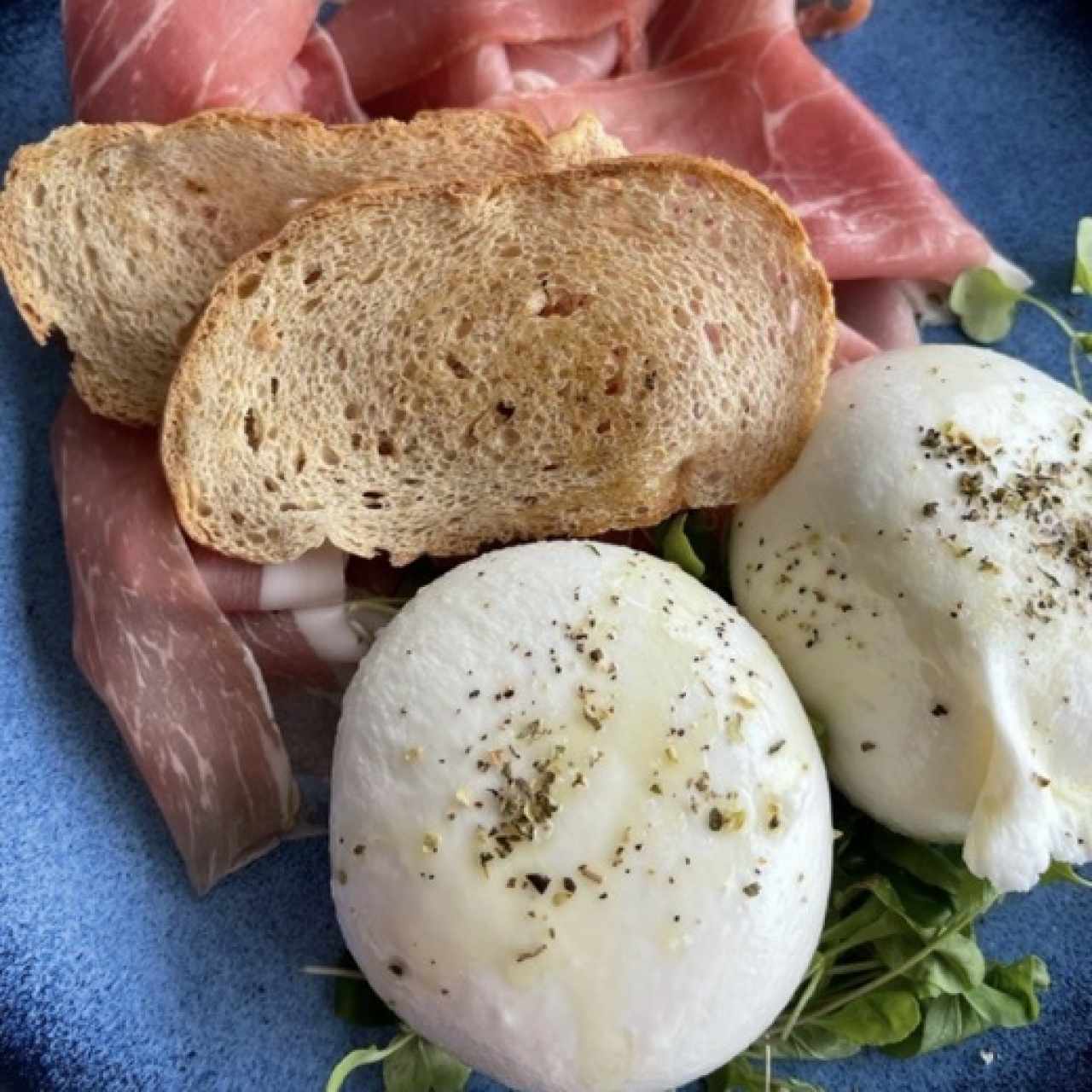 Antipasti - Burrata con prosciutto