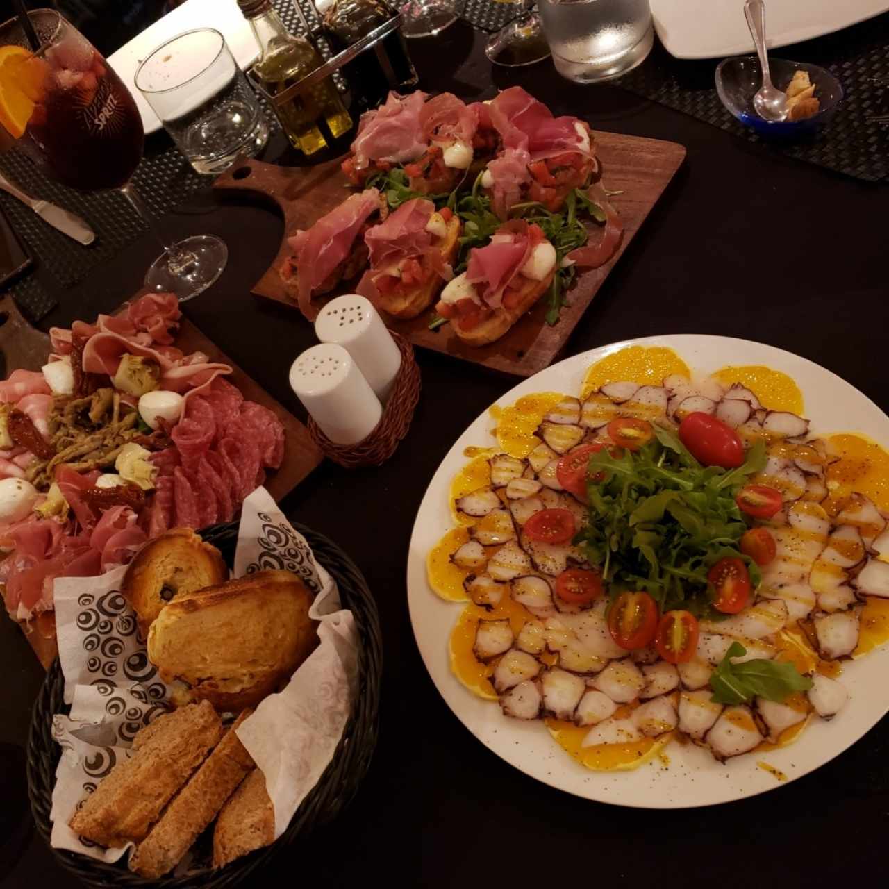 Carpaccio de pulpo, bruscchetas y antipasto