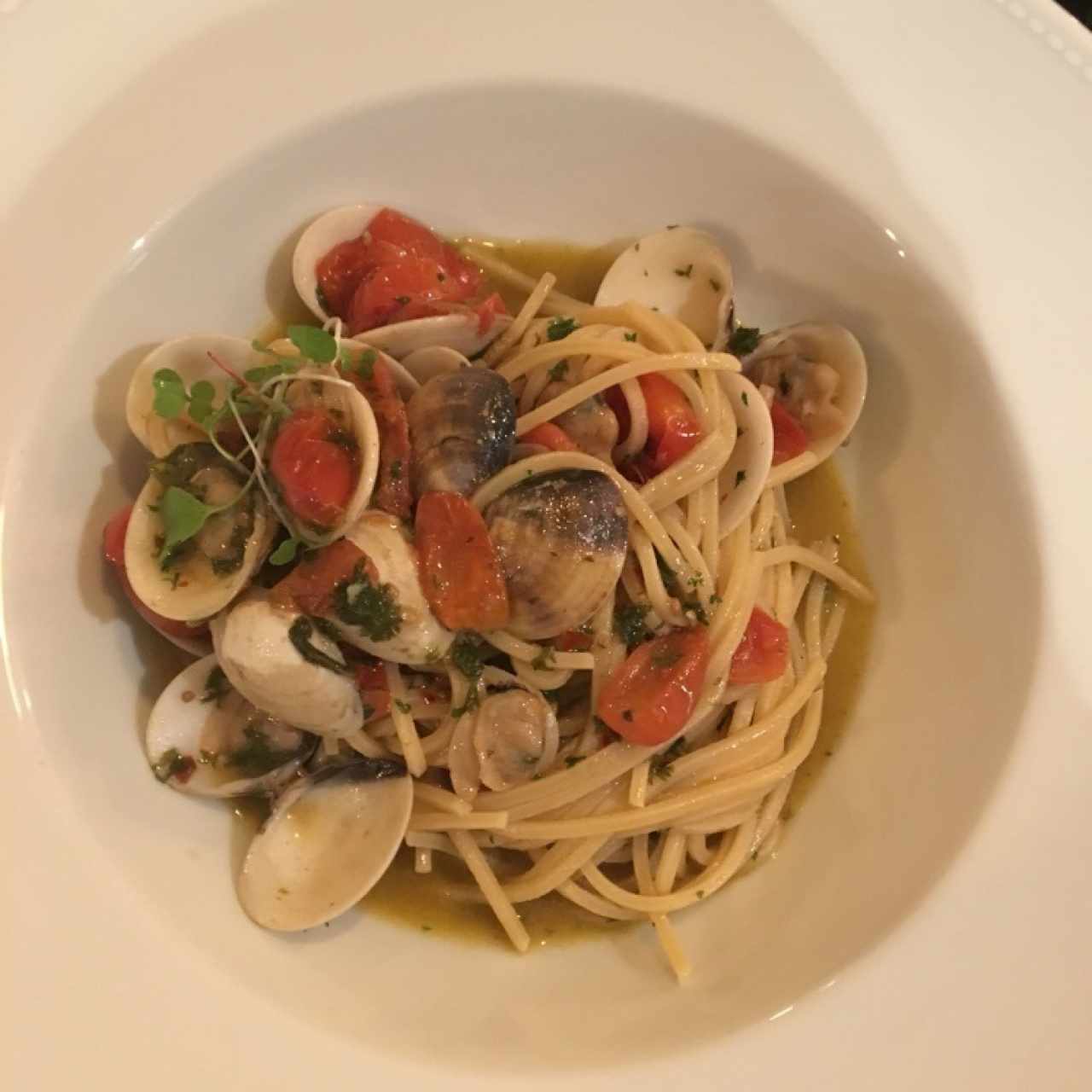 Tonnarelli alle vongole veraci con pomodorini