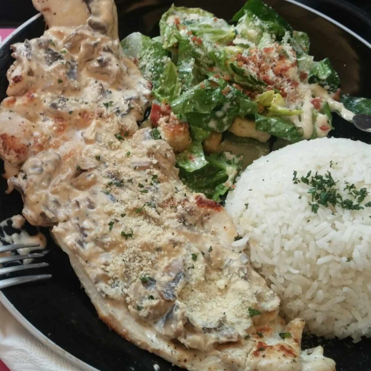 pollo portobello con arroz y ensalada César