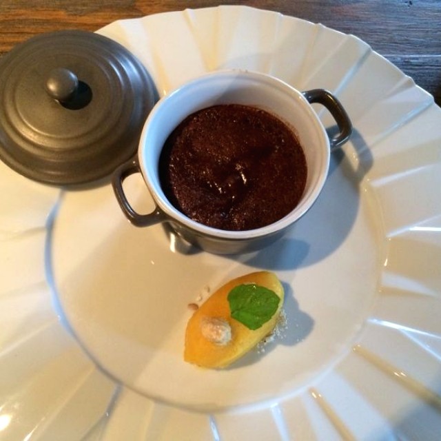 Coulant De Chocolate, Sorbete De Maracuya Con Almendras Garrapiñadas