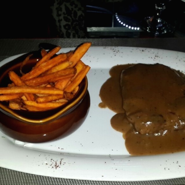 Steak pimienta con camote frito