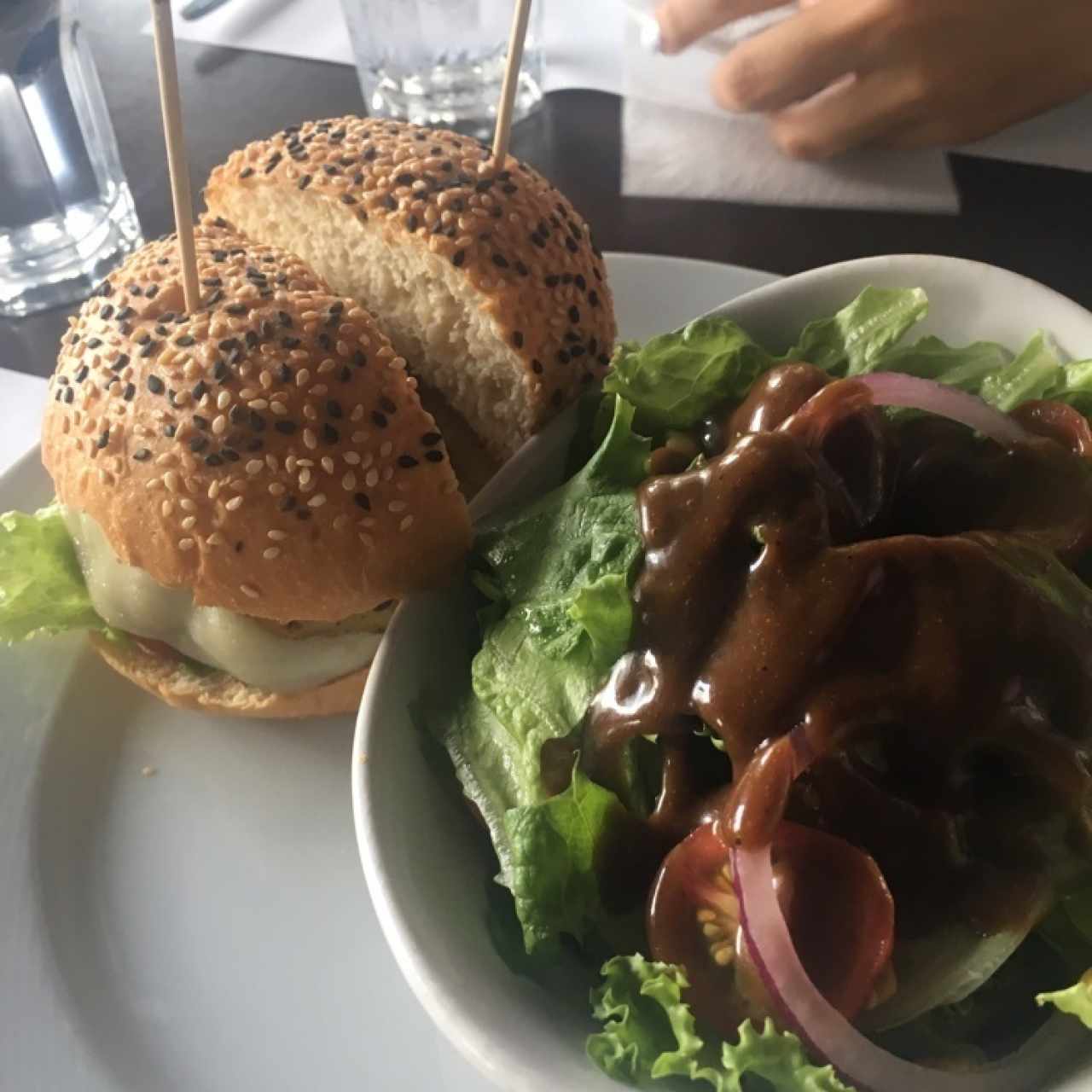 hamburguesa waikiki con ensalada