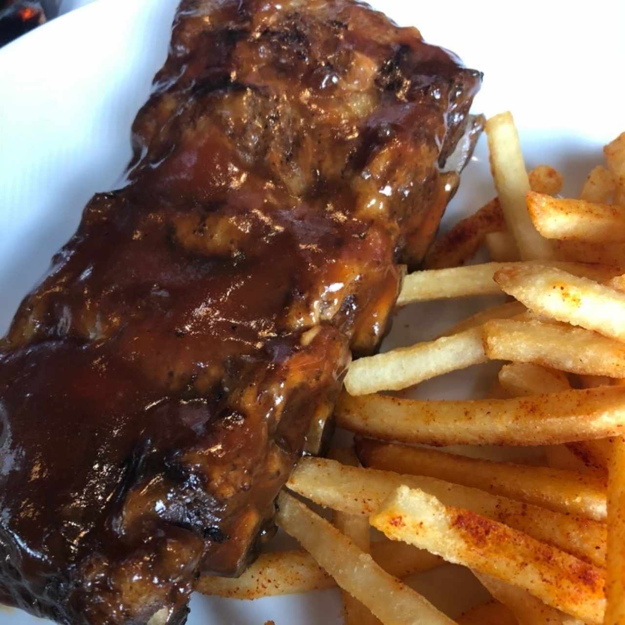 medio Ribs con papas y paprica