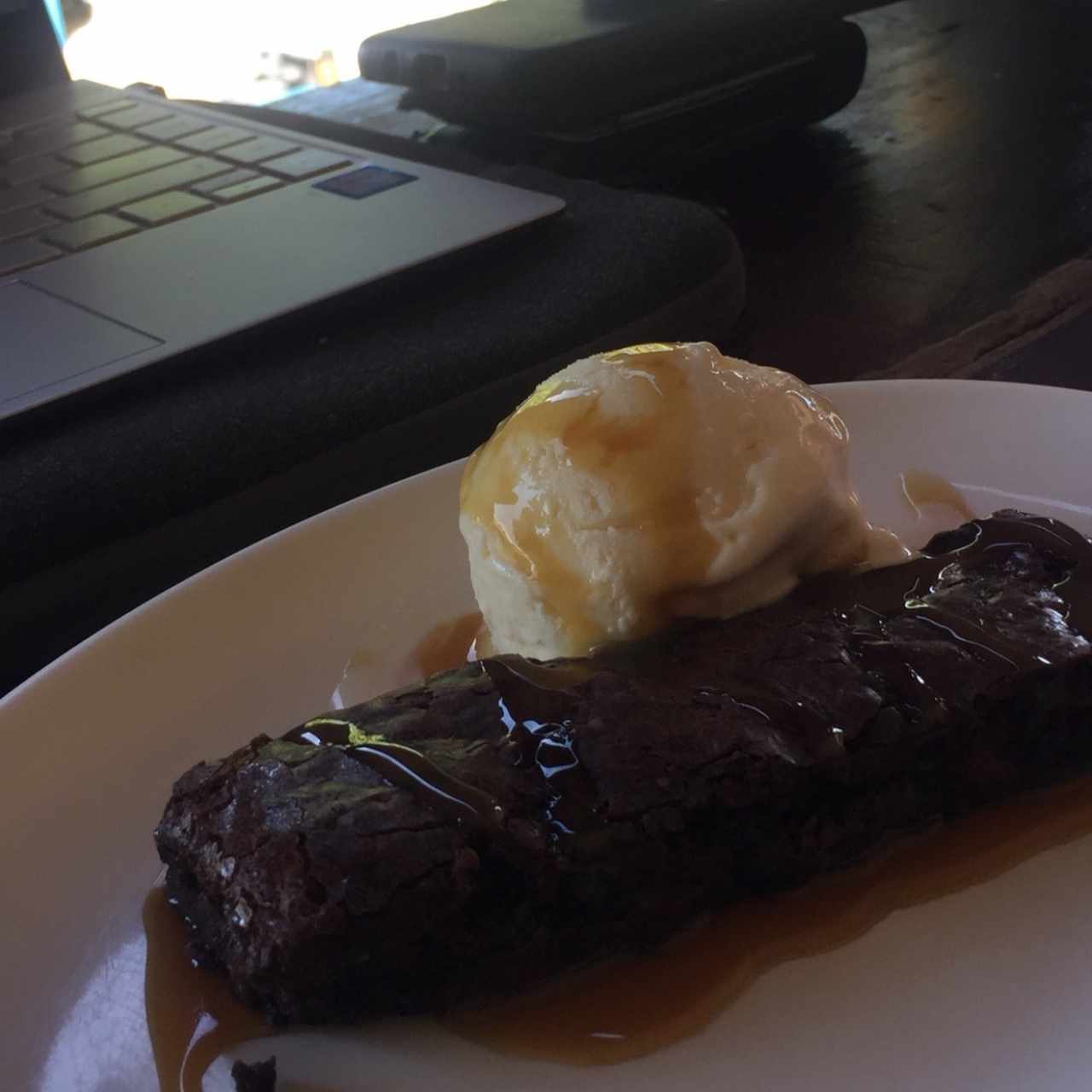 brownie con heladito y sirope