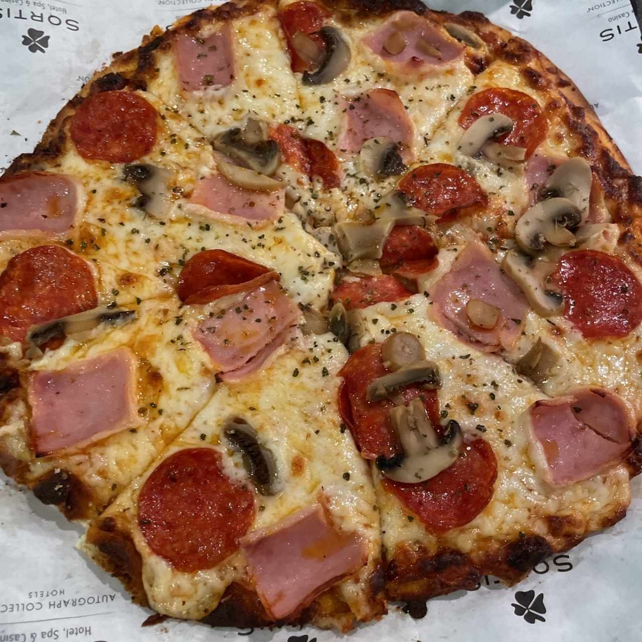 PIZZA C/JAMÓN Y HONGOS y pepperoni adicional 