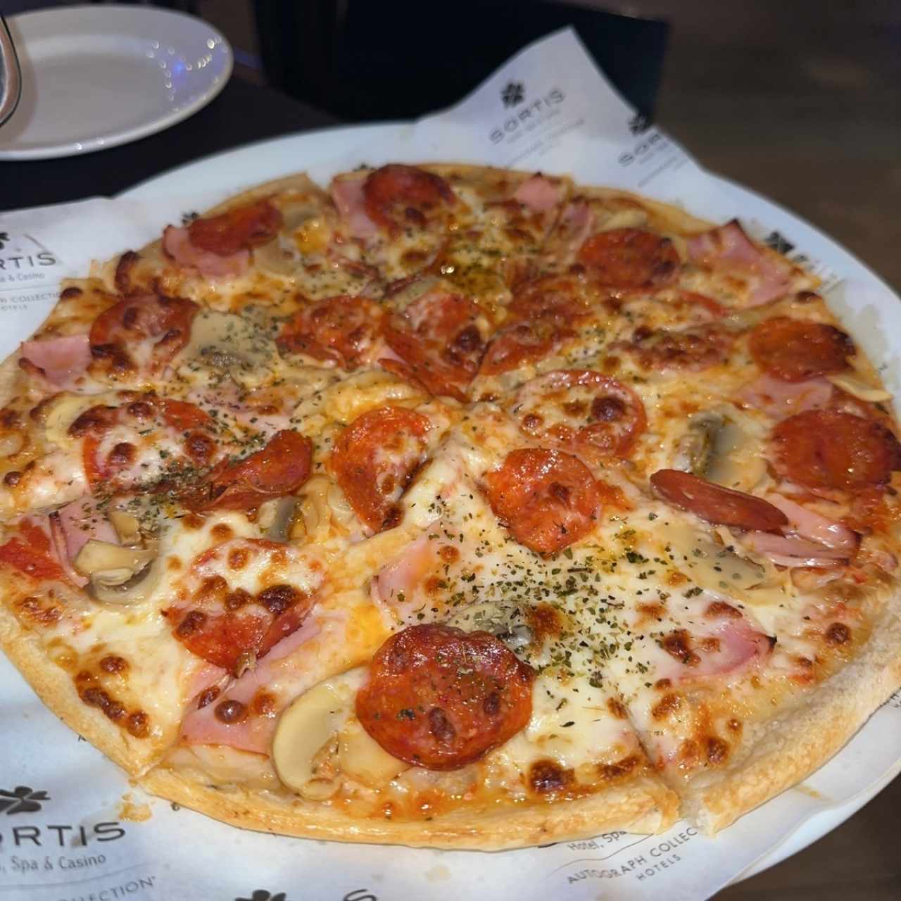 PIZZA C/JAMÓN Y HONGOS