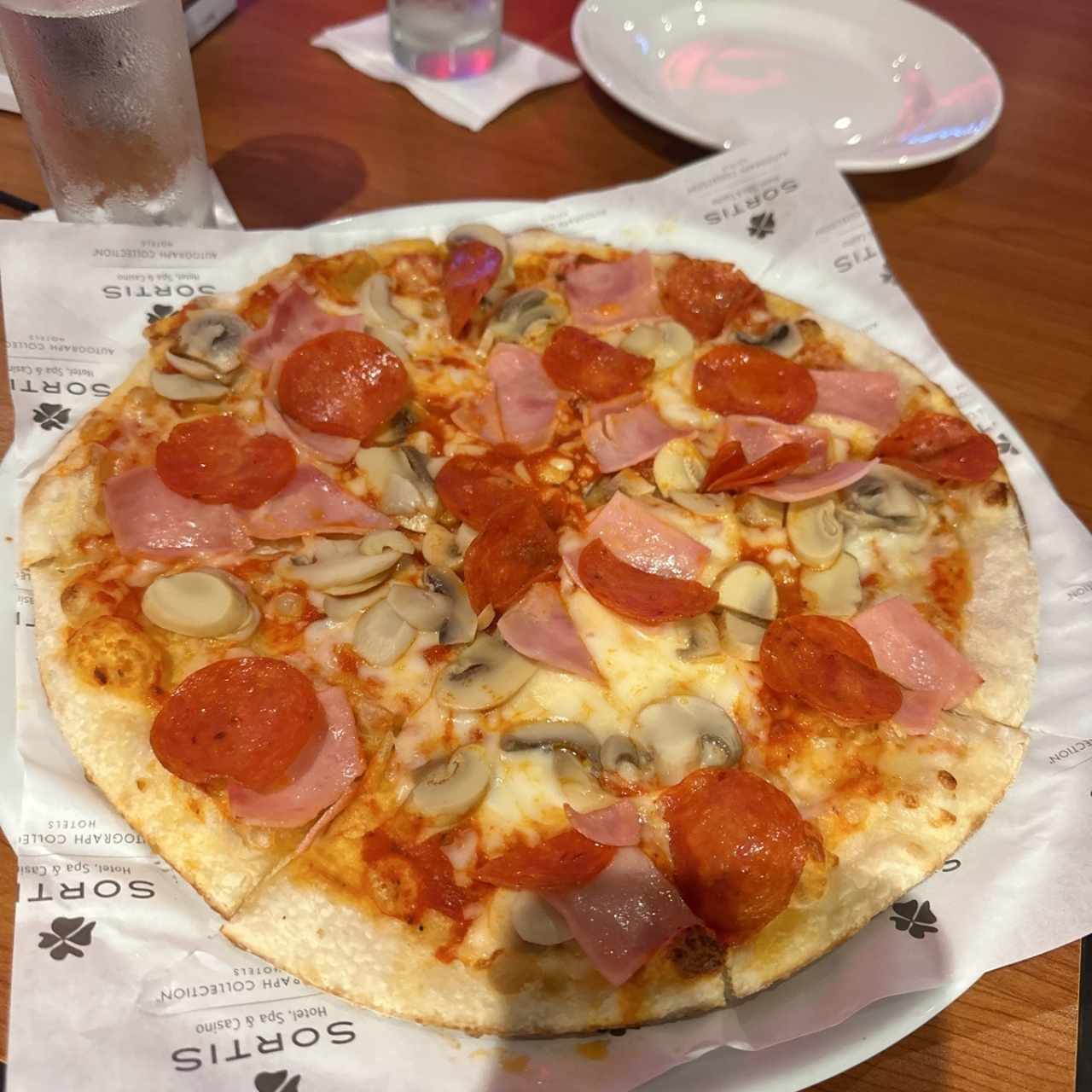 PIZZAS 10'' - PIZZA DE PEPPERONI CON JAMÓN Y HONGOS 