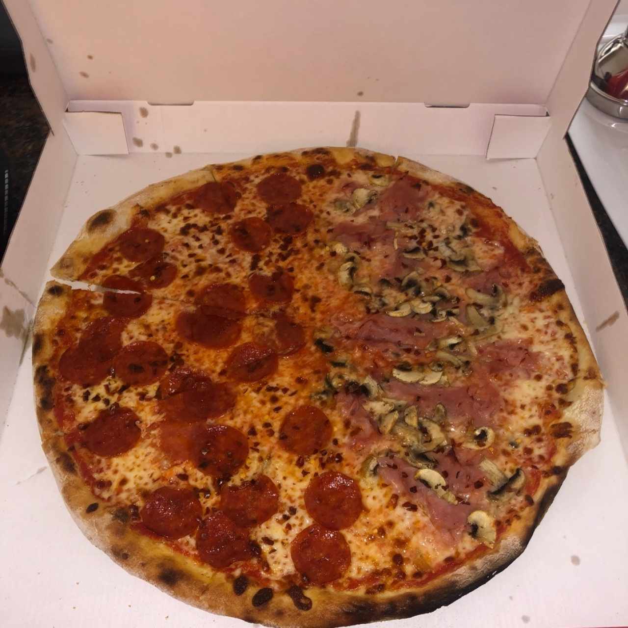 Pizza diabla y pizza de jamón con hongos