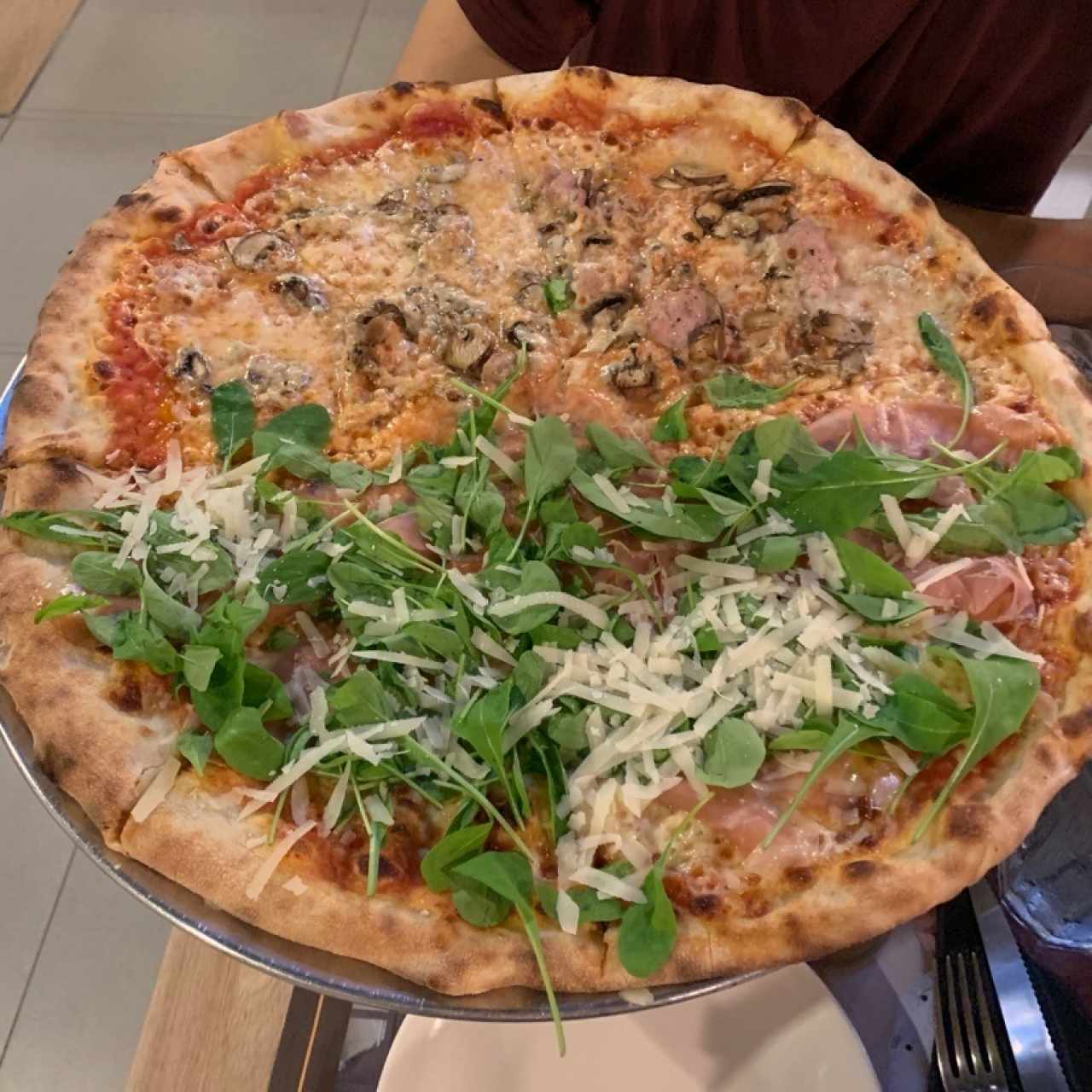 pizza mitad emilia y mitad milano