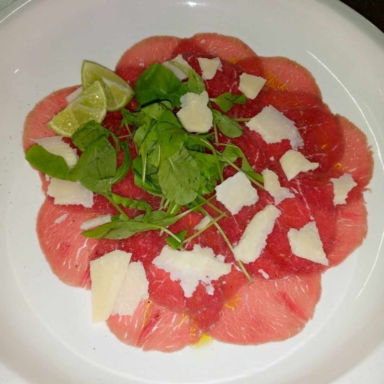 Carpaccio de Manzo con Rucola e Scaglie di Grana