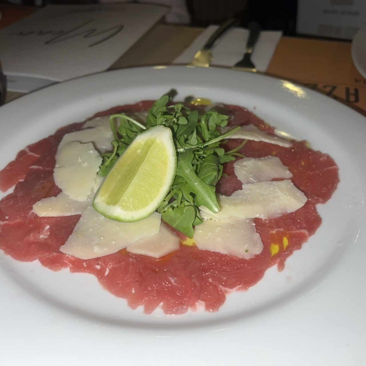 Carpaccio de Manzo con Rucola e Scaglie di Grana