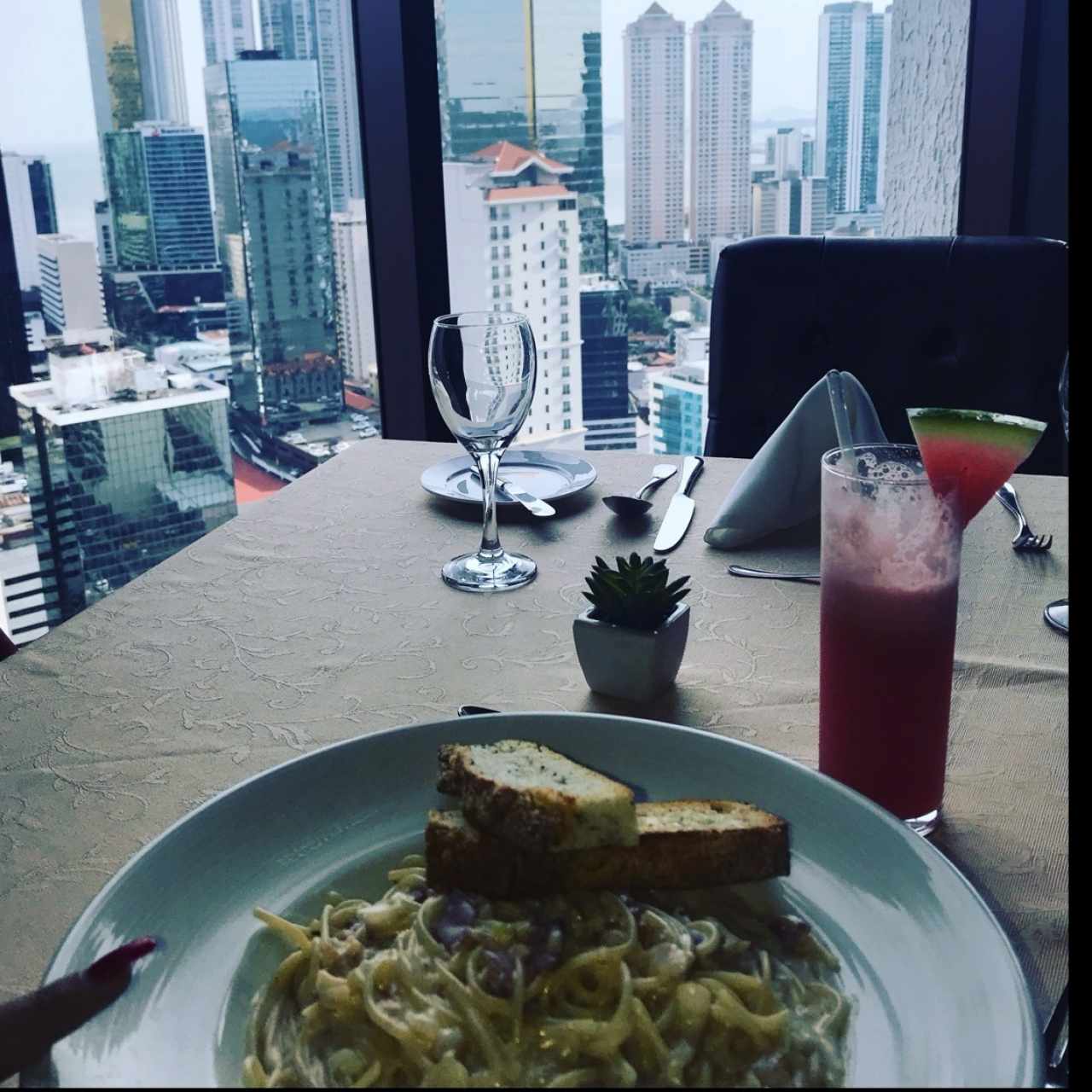 pasta con salmon y licuado de sandia