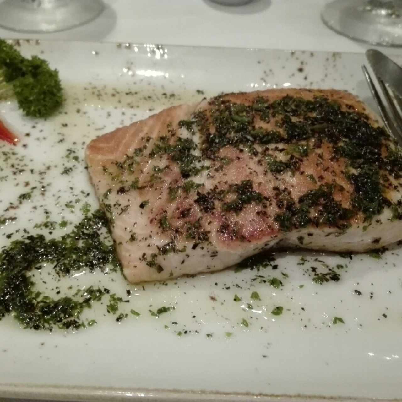 salmón a la parrilla en finas hierbas