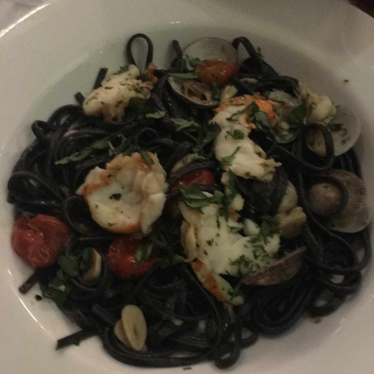 pasta en tinta y frutos del mar 