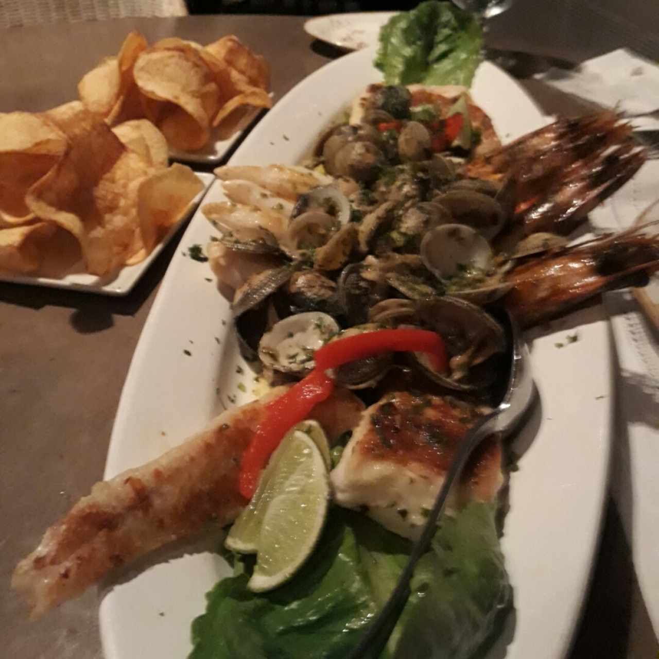 Mixto de mariscos con papas a la española