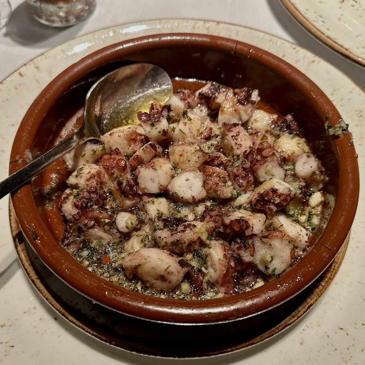 Pulpo al ajillo porción plato fuerte