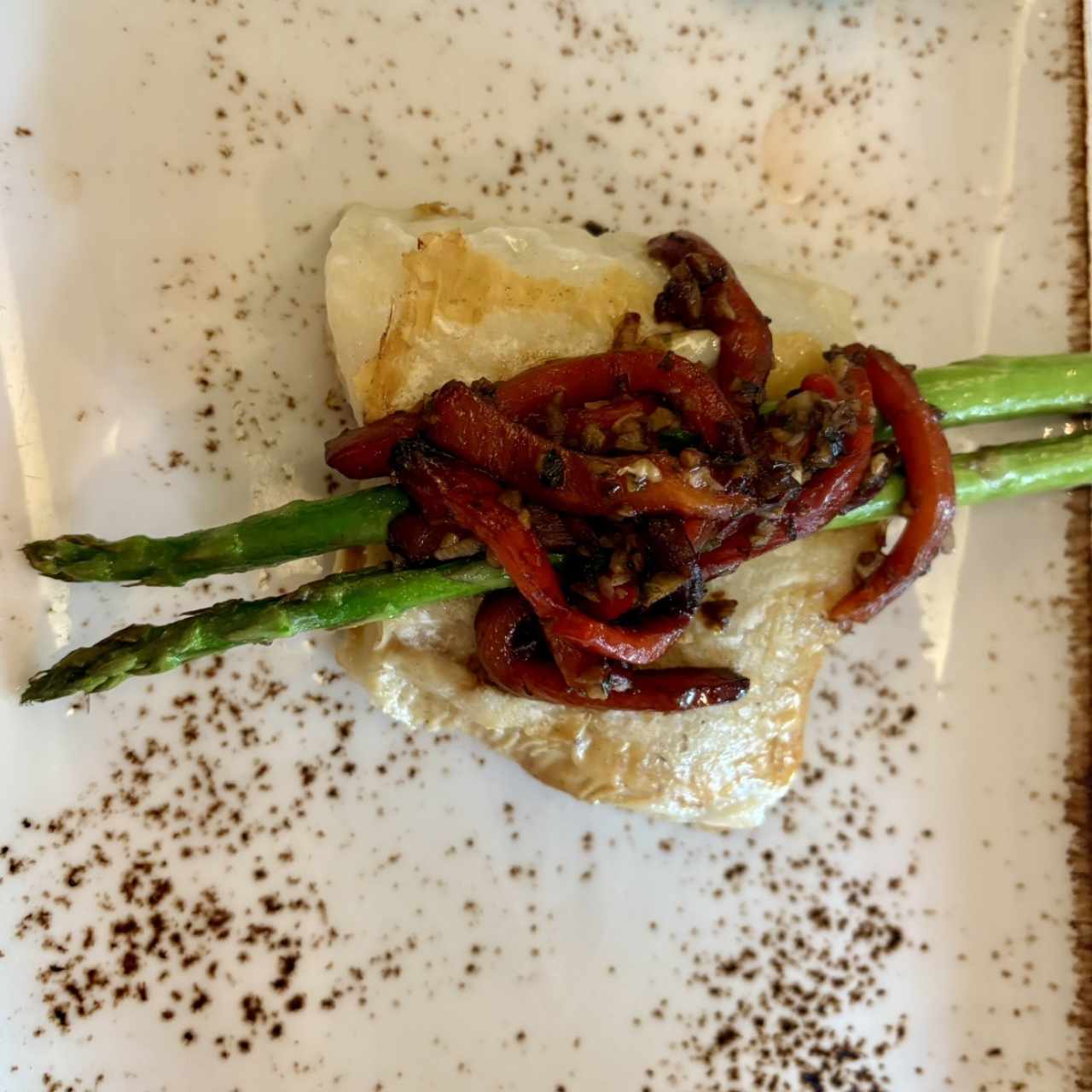 Bacalao con pimientos y espárragos 