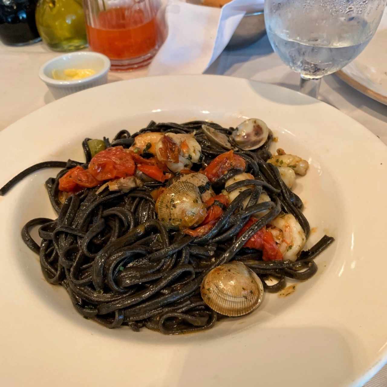 linguinni negro a la pescatore con gambas