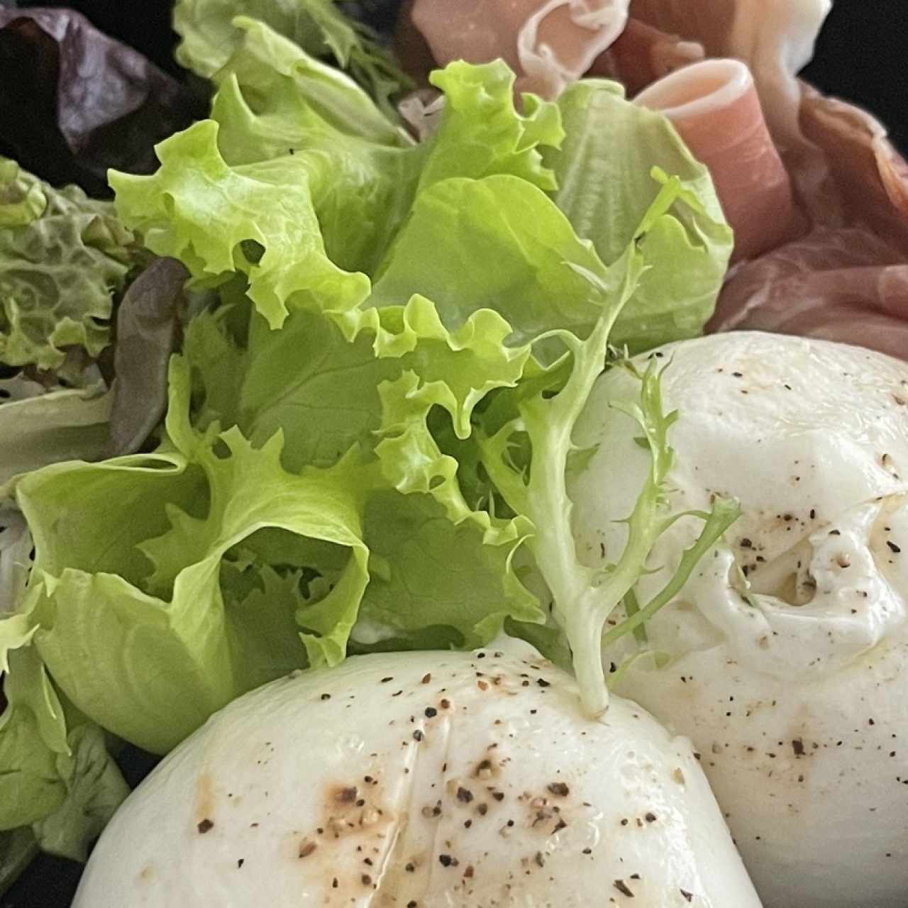 Ensalada Caprese con Langostino