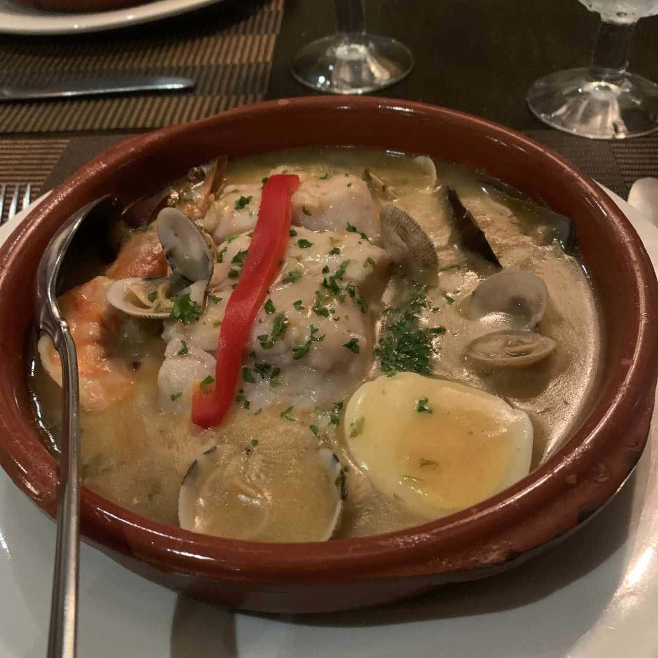 Corvina a la Vasca a la Bilbaína en Cazuela