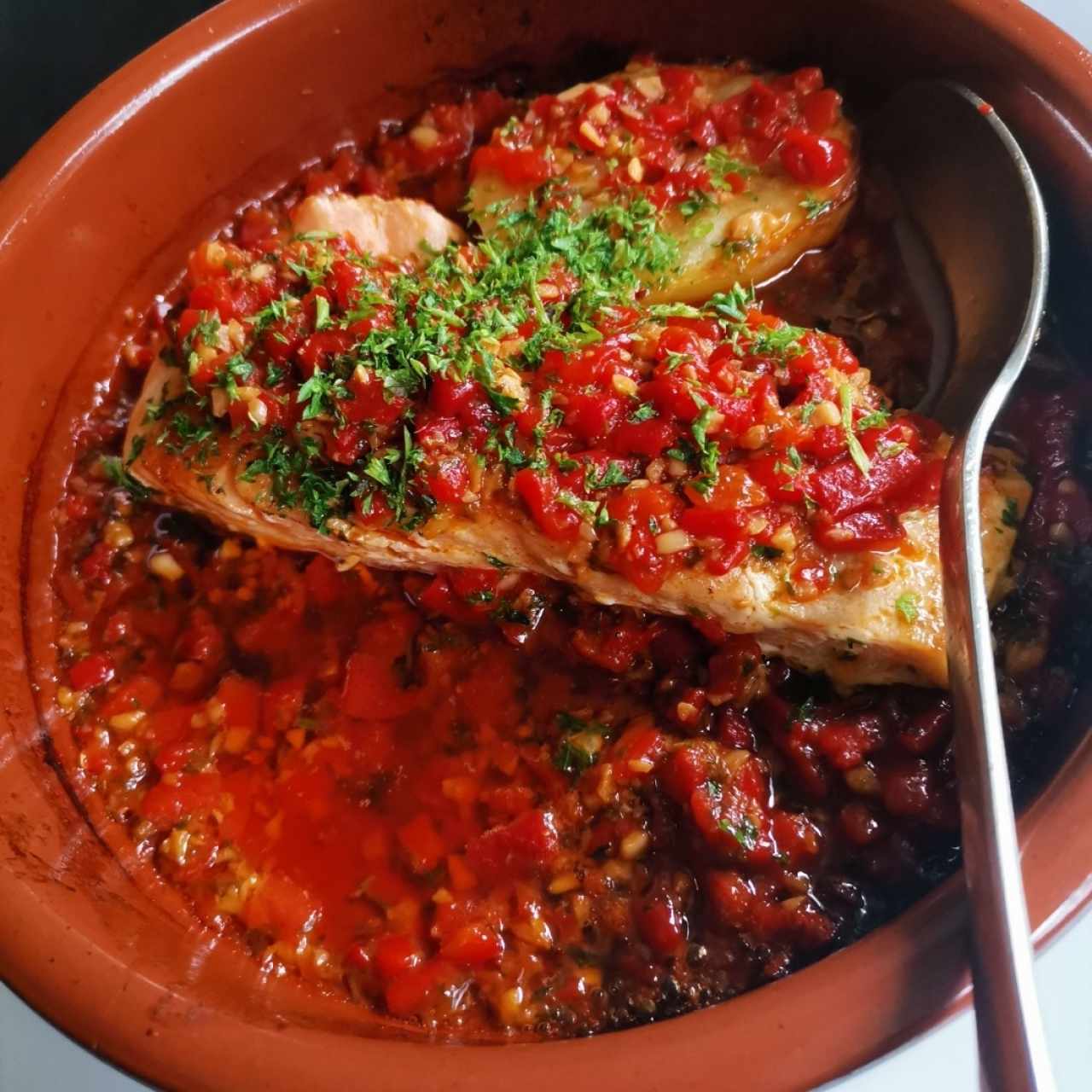 Corvina a la Bilbaína o Corvina con Hongos y Cebolla